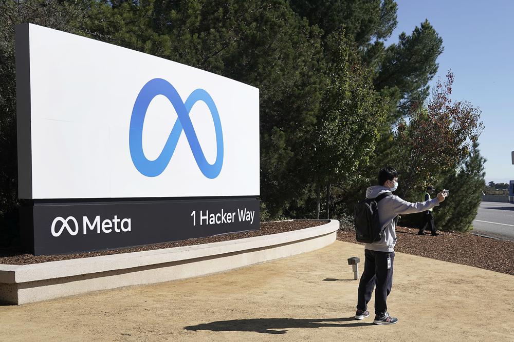 Tập đoàn Facebook vừa đổi tên thành Meta với logo mới - Ảnh: Tony Avelar/AP