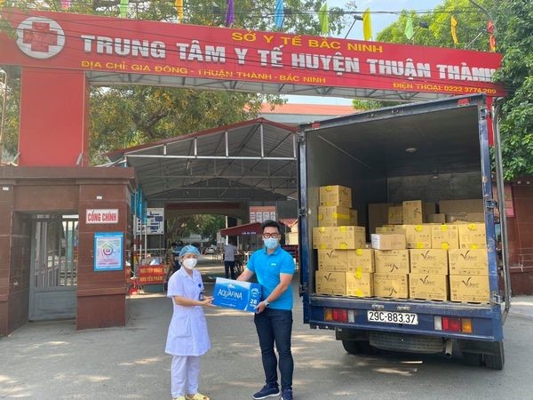 Hàng chục ngàn sản phẩm được doanh nghiệp này trao tặng đội ngũ tuyến đầu chống dịch - Ảnh: Suntory PepsiCo