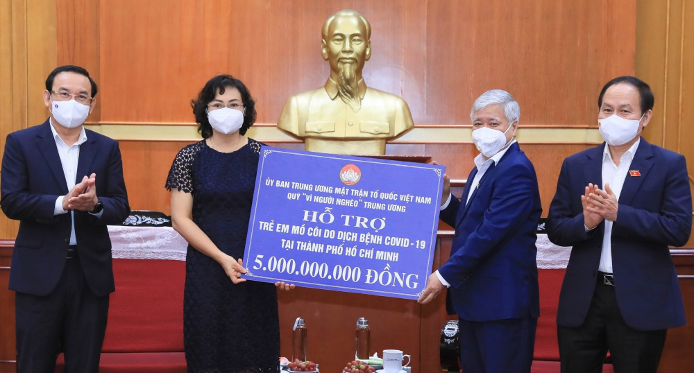 Lãnh đạo TPHCM tiếp nhận hỗ trợ từ Ủy ban Trung ương MTTQ Việt Nam TPHCM.