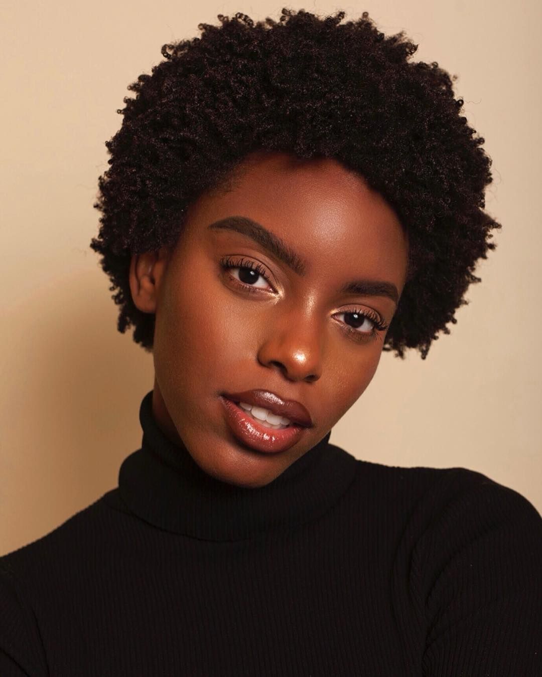 Nếu bạn muốn có một sự thay đổi lớn sau thời gian ở yên trong nhà, bạn có thể thử kiểu tóc afro mini, kiểu tóc này tạo hiệu ứng như một siêu mẫu. 