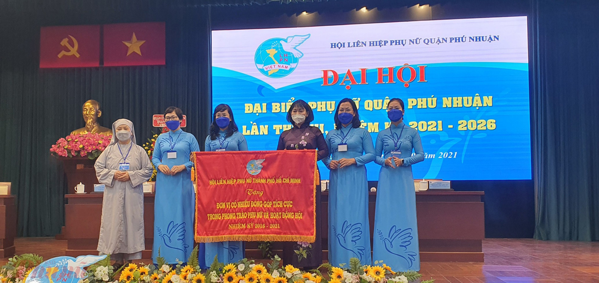 Hội LHPN TPHCM trao cờ biểu dương đến Hội LHPN quận Phú Nhuận - đơn vị có nhiều đóng góp tích cực trong phong trào hoạt phụ nữ và hoạt động Hội. 