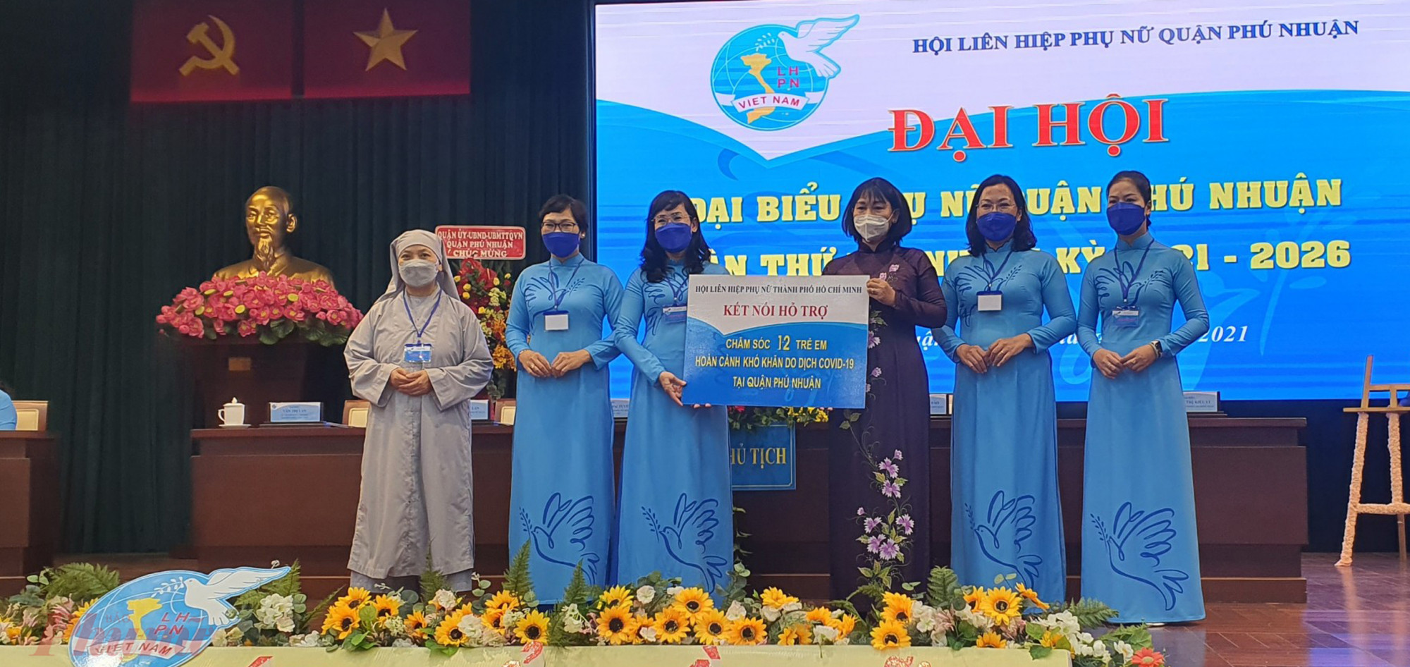 Dịp này, Hội LHPN TPHCM cũng tặng bảng tượng trưng “Kết nối hỗ trợ chăm sóc 12 trẻ em có hoàn cảnh khó khăn do dịch COVID-19 tại quận Phú Nhuận. 