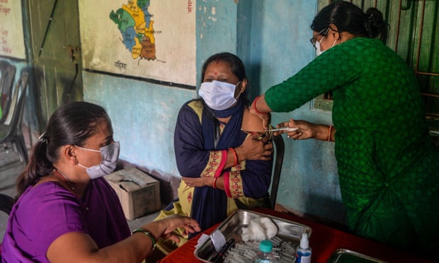 Một nhân viên y tế tiêm cho một phụ nữ một liều vắc xin Covishield tại một trại tiêm chủng ở làng Milan More, Siliguri, Ấn Độ. Ảnh: Diptendu Dutta / AFP / Getty Images
