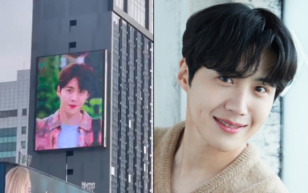 Người hâm mộ thuê biển quảng cáo ủng hộ Kim Seon Ho giữa lòng Seoul.