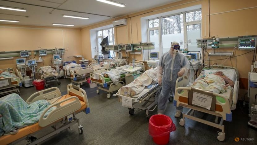chuyên gia y tế điều trị bệnh nhân trong khu vực tại đơn vị của bệnh viện lâm sàng khu vực cho những người bị bệnh do coronavirus (COVID-19) ở Tver, Nga