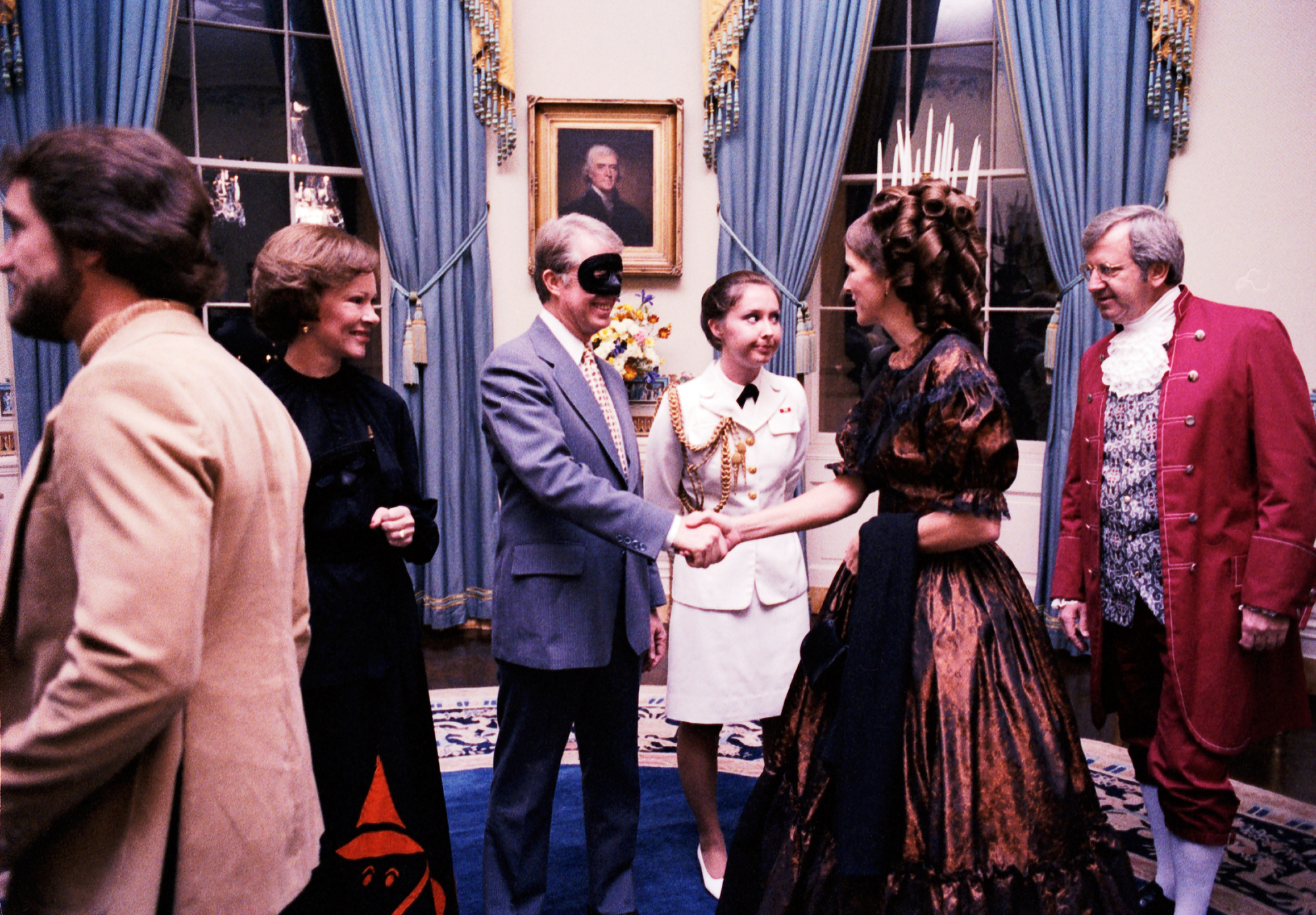 Tổng thống Clinton và Đệ nhất phu nhân Hillary Clinton hóa trang thành Tổng thống và Đệ nhất phu nhân James và Dolley Madison dự tiệc Halloween tại Phòng Đông của Nhà Trắng.