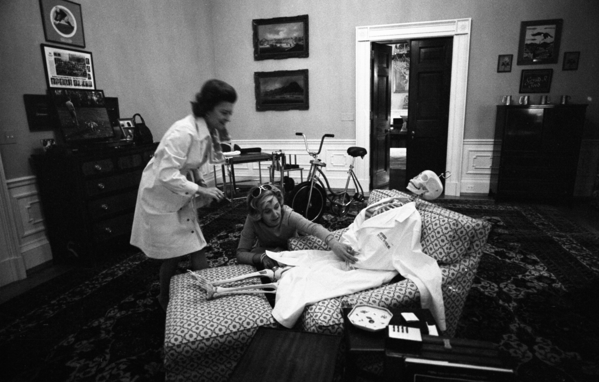 Đệ nhất phu nhân Betty Ford và Bộ trưởng Xã hội Nancy Howe chuẩn bị cho Halloween khi họ mặc quần áo cho một bộ xương mượn từ bệnh xá của Nhà Trắng. Hai người đã dựng bộ xương trong nghiên cứu riêng của Tổng thống Gerald R. Ford.