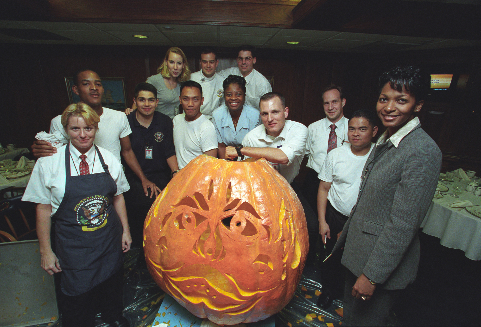 2000 Các nhân viên Nhà Trắng tạo dáng với chiếc đèn lồng khổng lồ được chạm khắc dưới thời chính quyền Bill Clinton. Nhóm này đang đứng trong Hải quân Mess ở Cánh Tây của Nhà Trắng.