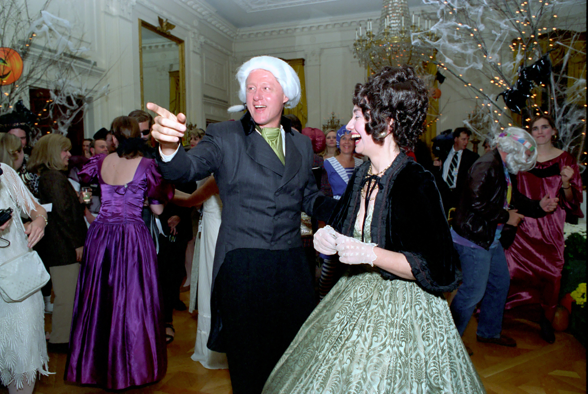 Tổng thống Clinton và Đệ nhất phu nhân Hillary Clinton hóa trang thành Tổng thống và Đệ nhất phu nhân James và Dolley Madison dự tiệc Halloween tại Phòng Đông của Nhà Trắng.