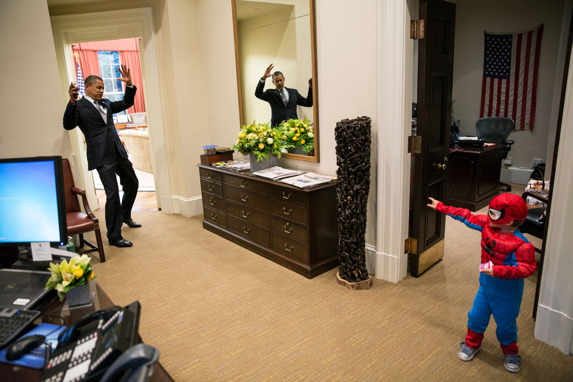 Barack Obama trêu đùa với con trai của nhân viên Nhà Trắng Nate Tamarin, mặc đồ như Người nhện, trong Phòng Bầu dục Bên ngoài vào năm 2012. 