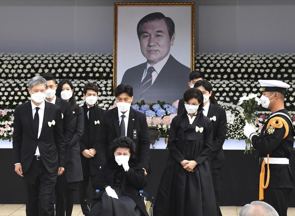Các thành viên gia đình mặc niệm cựu Tổng thống Roh Tae-woo