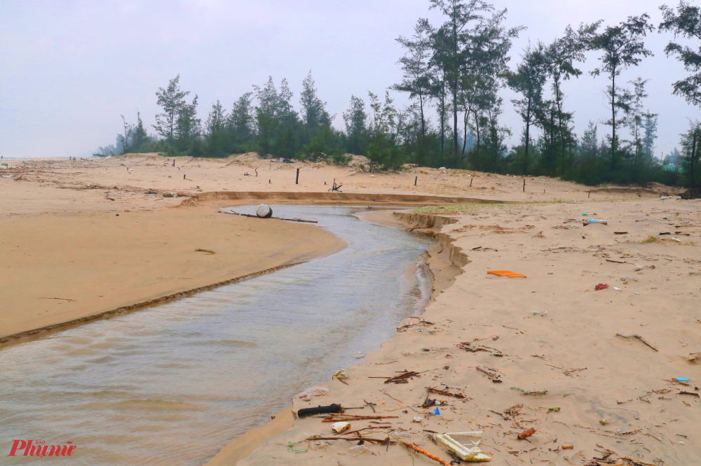 Hiện tại Thừa Thiên- Huế có hơn 12,4km bờ biển (trong tổng số 127km bờ biển) bị sạt lở nặng tập trung các khu vực như: xã Phong Hải, xã Phong Hòa- huyện Phong Điền;  Quảng Ngạn, Quảng Công - huyện Quảng Điền; các xã Phú Thuận, Phú Hải, Phú Diên, Vinh Thanh - huyện Phú Vang; xã Vinh Mỹ, Giang Hải - huyện Phú Lộc  vào mùa mưa bão tốc độ xói lở trung bình hàng năm từ 3- 5 m  có nời từ 5 - 7m, (trong đó đặt biệt đoạn bờ biển qua xã Giang Hải, huyện Phú Lộc trong 10 năm trở lại đây bờ biển đã xói sâu vào khoảng 100 - 200 m) đe dọa đến tính mạng và tài sản người dân.