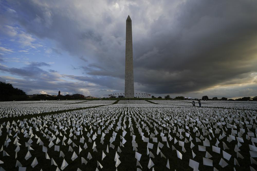 Đài tưởng niệm Washington nơi có 630.000 lá cờ màu trắng được nghệ sĩ Suzanne Brennan Firstenberg sắp đặt nhằm tưởng nhớ những người đã mất vì VID-19 - Ảnh: Brynn Anderson
