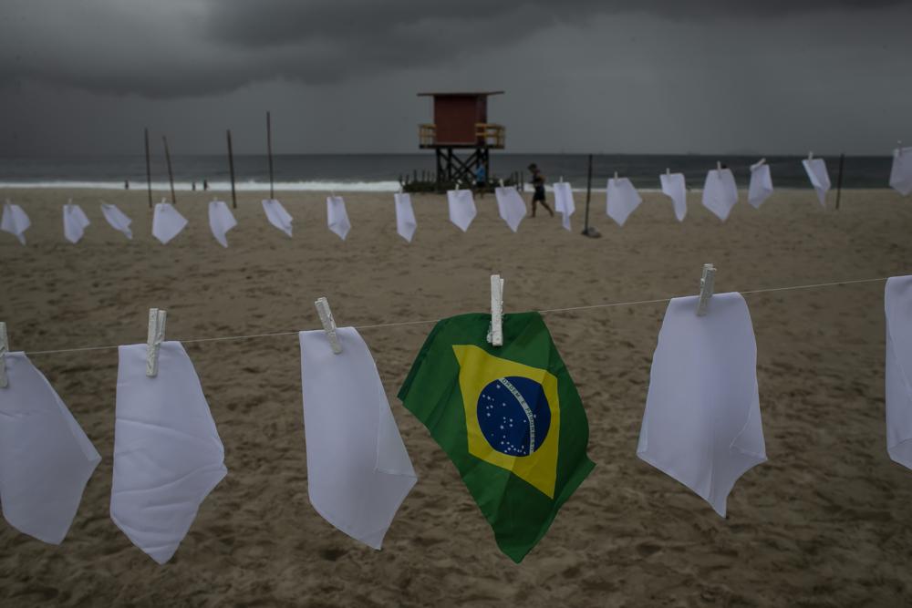 Những chiếc khăn quàng cổ được treo trên bãi biển ở Rio de Janeiro, Brazil tưởng nhớ nạn nhân COVID-19 - Ảnh: Bruna Prado