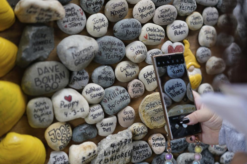 Tên của những nạn nhân xấu số đã chết vì COVID-19 được viết lên những viên đá nhỏ và xếp lại thành hình trái tim - Ảnh: Seth Wenig