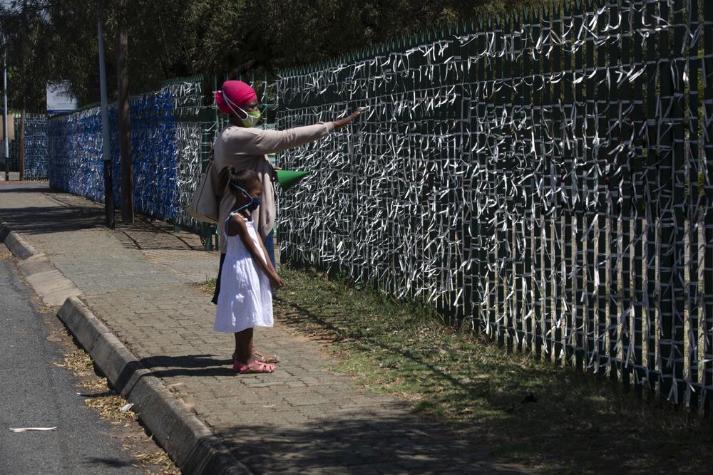 Một hàng rào dài với 88.900 dãi ruy-băng nhằm tưởng nhớ người dân Nam Phi đã không may bị COVID-19 cướp đi mạng sống của mình - Ảnh: Denis Farrell