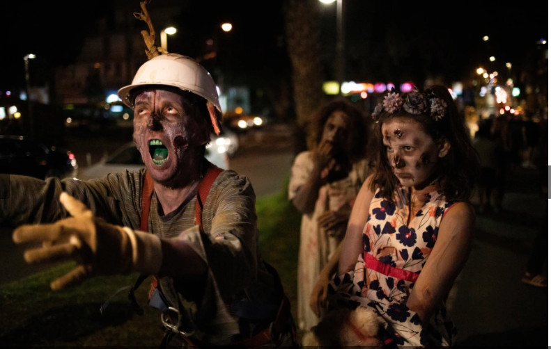Mọi người trang điểm và mặc trang phục thây ma khi tham gia Zombie Walk 2021 một phần trong lễ hội Halloween cuối tuần ở Tel Aviv, Isreal.