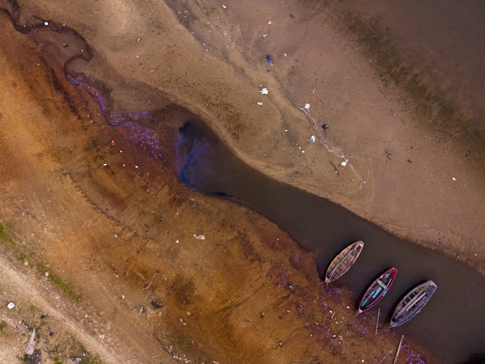 Những chiếc thuyền kẹt lại trên vài vũng nước cuối cùng của dòng Payagua chảy đến sông Paraguay trong bối cảnh hạn hán lịch sử ở Chaco-i, Paraguay, vào tháng Chín