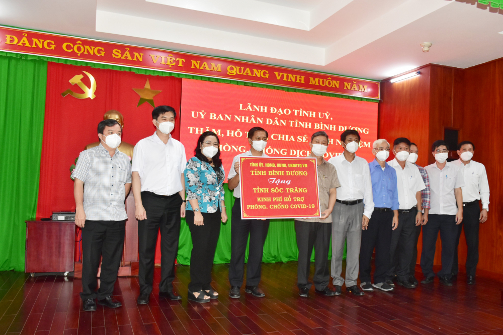 Lãnh đạo tỉnh Sóc Trăng tiếp nhận bảng tượng trưng kinh phí hỗ trợ từ lãnh đạo tỉnh Bình Dương