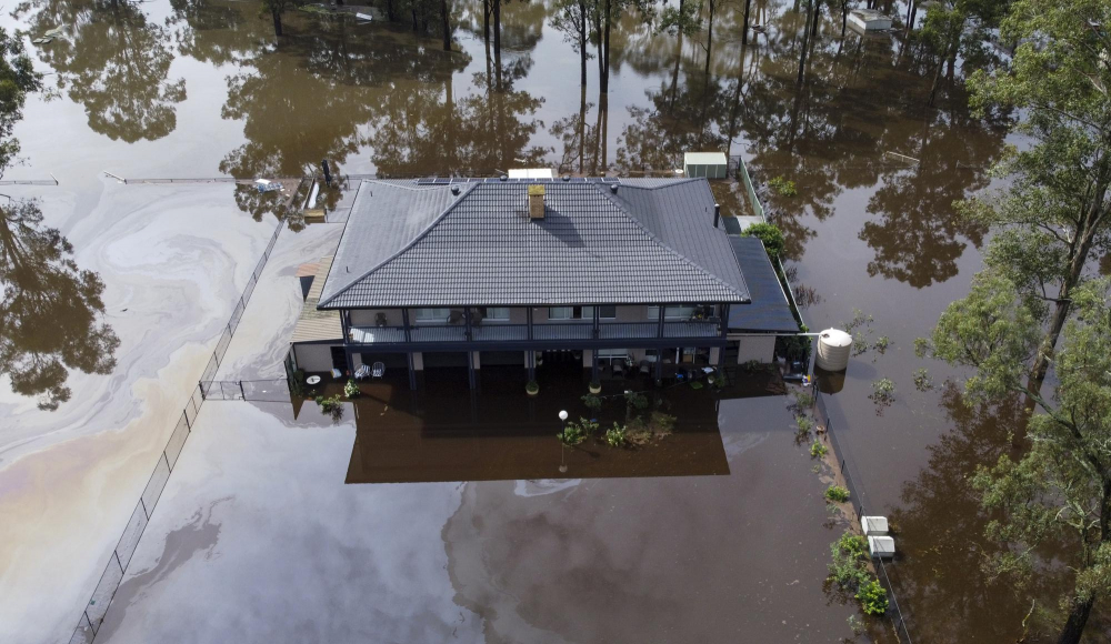 Một ngôi nhà bị bao vây bởi nước lũ ở Londonderry, ngoại ô Sydney, Úc vào tháng Ba