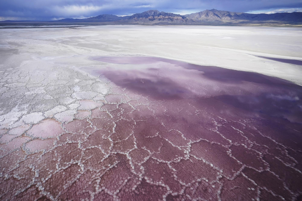 Làn nước màu hồng và lớp muối dày, dọc theo mép nước của Hồ Muối Lớn vào ngày 4/5/2021. Hồ đã bị thu hẹp trong nhiều năm và một đợt hạn hán diễn ra ở miền Tây nước Mỹ có thể khiến năm nay trở nên tồi tệ nhất