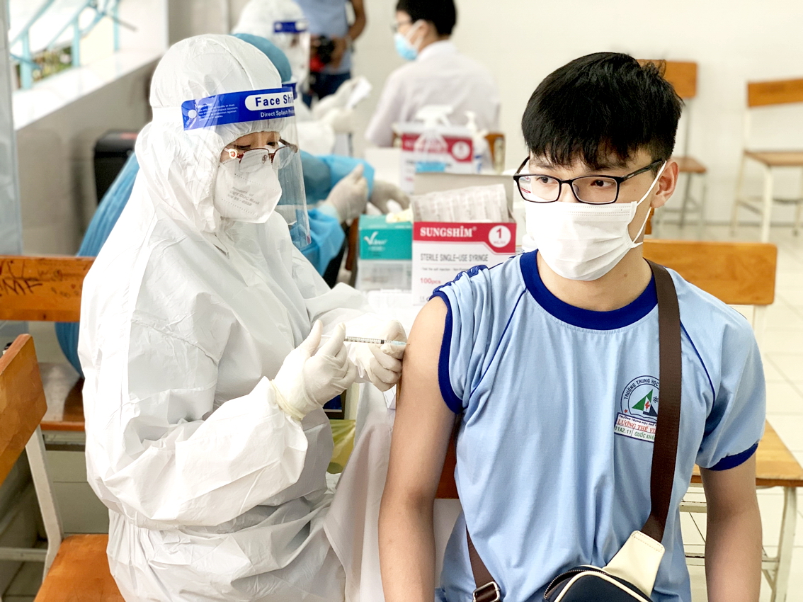Học sinh Trường THPT Lương Thế Vinh đến trường tiêm vắc-xin - ẢNH: PHÚC TRẦN