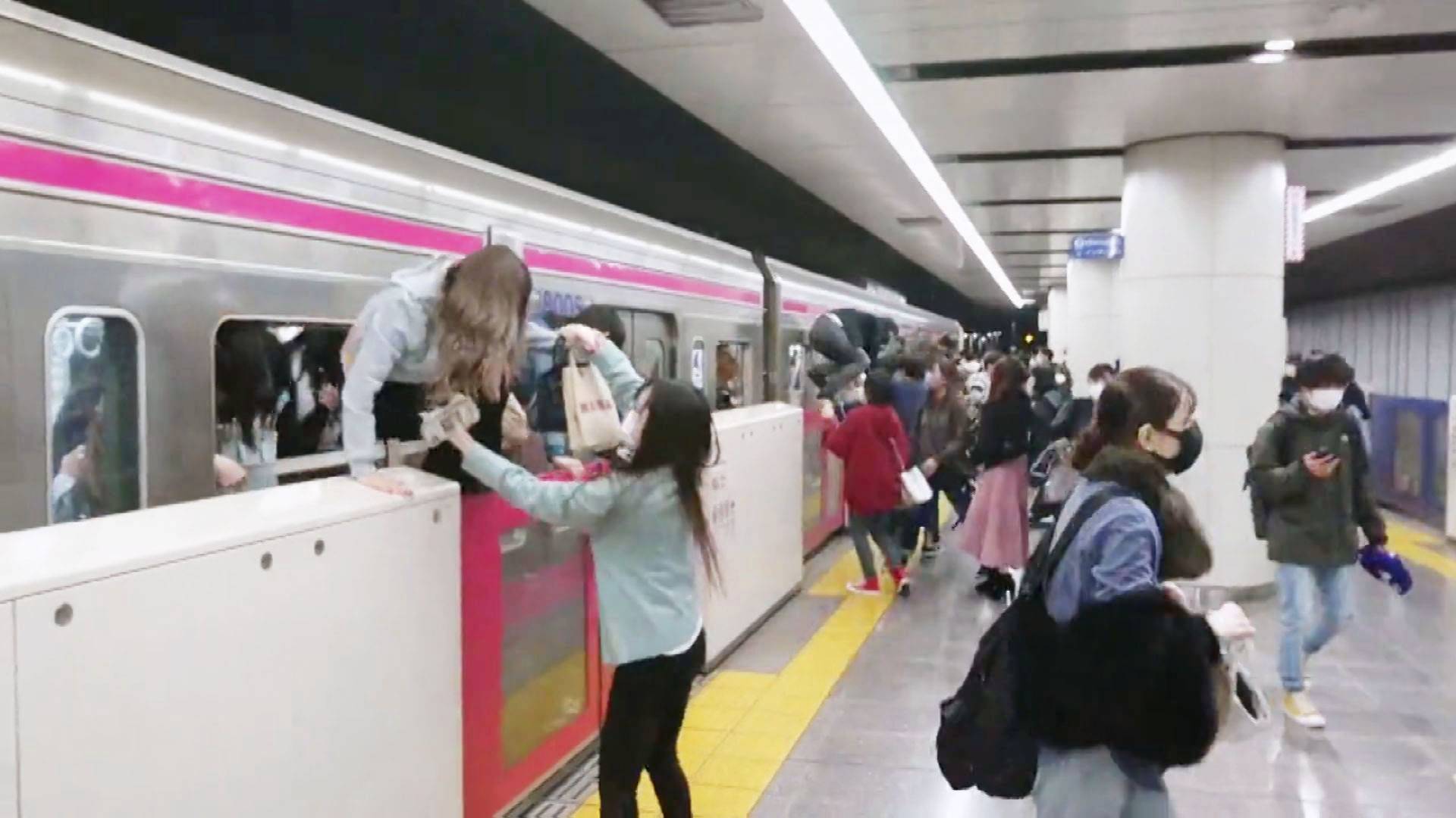 Các hành khách vội vàng sơ tán khỏi đoàn tàu 10 toa tại Tokyo