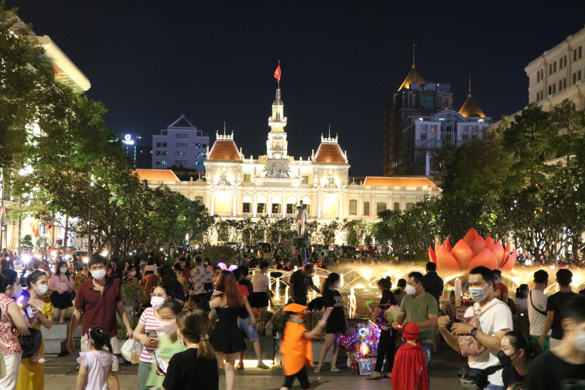 Tại phố đi bộ Nguyễn Huệ cũng đông đúc, người lớn trẻ em hóa trang kỳ dị vui đùa.