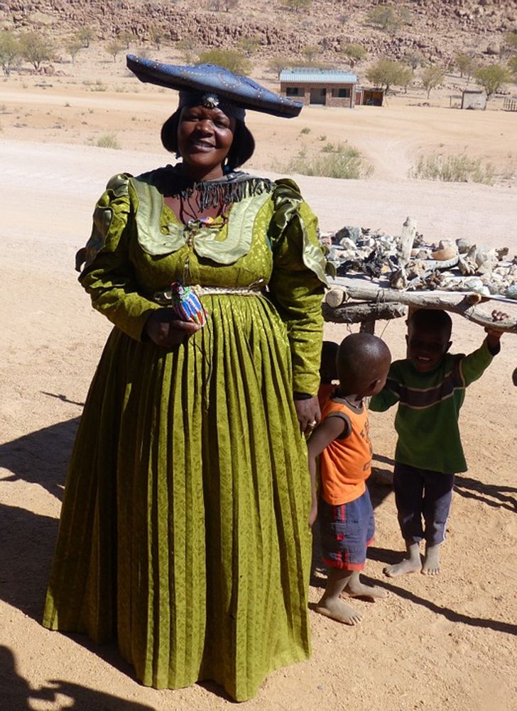 Dư cân Mauritania: Người Mauritanie hoàn toàn không có cơ hội thu hút ánh nhìn của một người đàn ông nếu họ không có những nếp gấp mỡ trên bụng.  Để đảm bảo các bé gái có được kích thước như mong muốn, cha mẹ của các bé đã gửi chúng đến những trang trại đặc biệt, nơi chúng có thể ăn tới 16.000 calo mỗi ngày (tiêu chuẩn là 1.500). Thật không may, vì truyền thống này, nhiều cô gái mắc bệnh dạ dày.