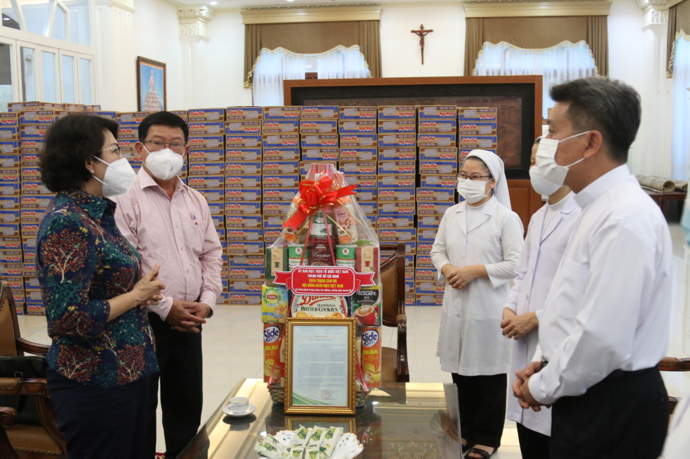 Chủ tịch Uỷ ban MTTQ Việt Nam TPHCM Tô Thị Bích Châu trân trọng cảm ơn Hội đồng Giám mục Việt Nam đã đồng hành cùng lãnh đạo TP trong công tác phòng, chống dịch Covid-19 thời gian qua