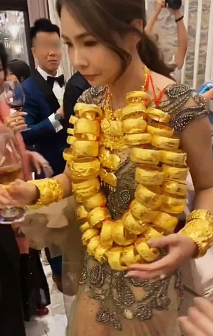 Hồi tháng 10/2020, một đoạn clip trên Tik Tok nhận được nhiều sự chú ý, trong đó ghi lại cảnh cô dâu Trung Quốc đeo đầy vàng trong tiệc cưới. 