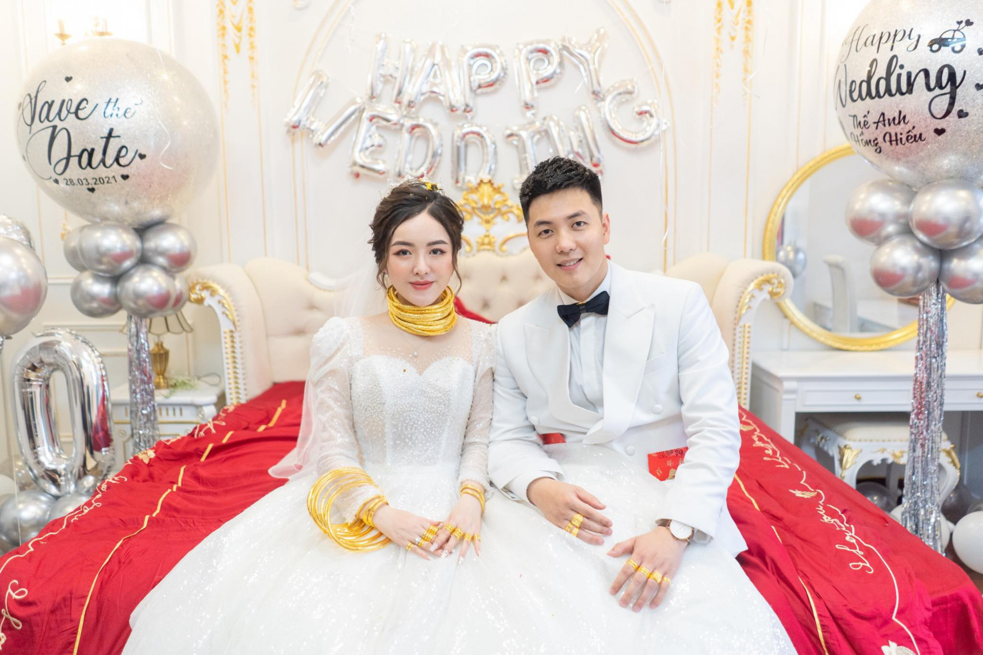 Tại Việt Nam, một số đám cưới cũng gây chú ý vì cô dâu đeo nhiều vàng cưới. Trong ảnh là Ngô Thị Hồng Hiếu (sinh năm 1998) và chú rể Dương Thế Anh (sinh năm 1994), cả hai đều đến từ Lạng Sơn