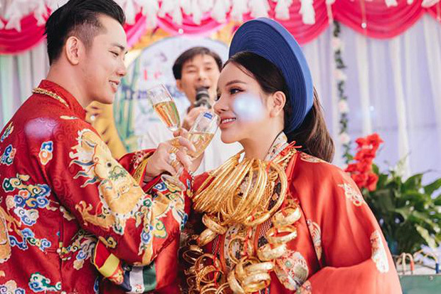 Đám cưới của chú rể Vĩnh Đăng (Vĩnh Long) và cô dâu Huyền Trang (Hà Nội) cũng khiến dư luận chú ý thời gian qua. Cô dâu được tặng 50 cây vàng, 1 căn nhà và bộ trang sức kim cương 20 tỷ làm của hồi môn. 