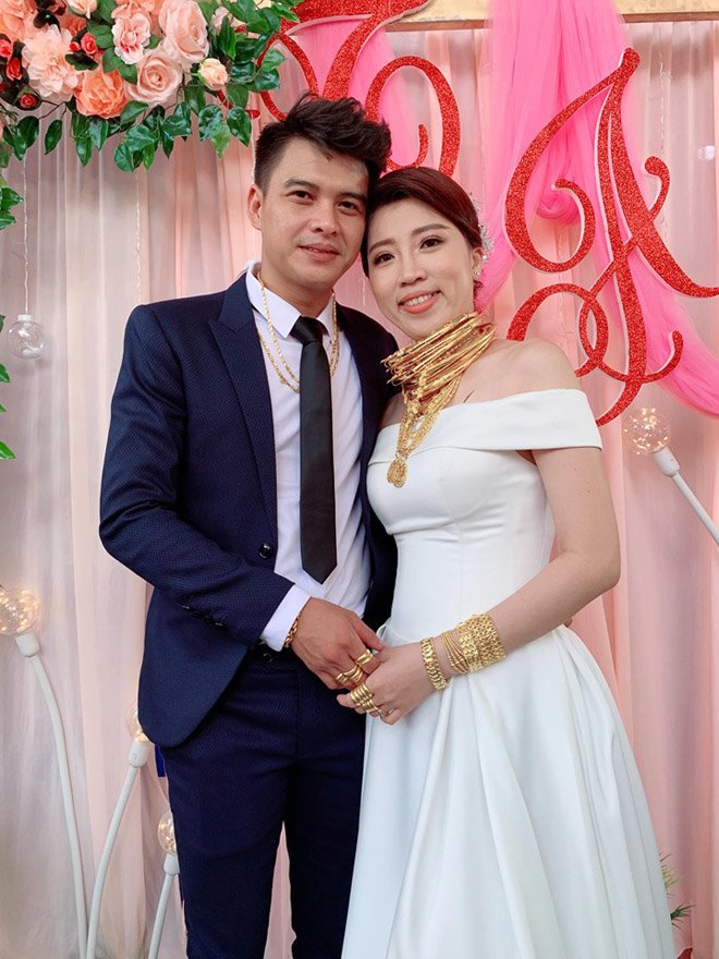 Cô dâu Vân Anh (huyện Cầu Ngang, Trà Vinh) đeo hơn 1 kg vàng trên cổ trong ngày cưới vào tháng 7/2019. Được biết, gia đình cô dâu có điều kiện trong vùng nên ngày cưới cô nhận hơn 100 cây vàng