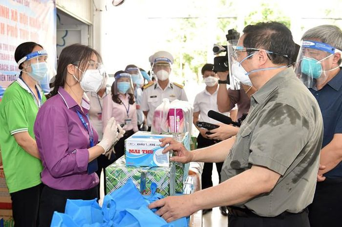 Thủ tướng Chính phủ Phạm Minh Chính kiểm tra công tác phòng chống dịch, chăm lo đời sống nhân dân tại TPHCM trong những ngày thực hiện giãn cách xã hội - Ảnh: VGP