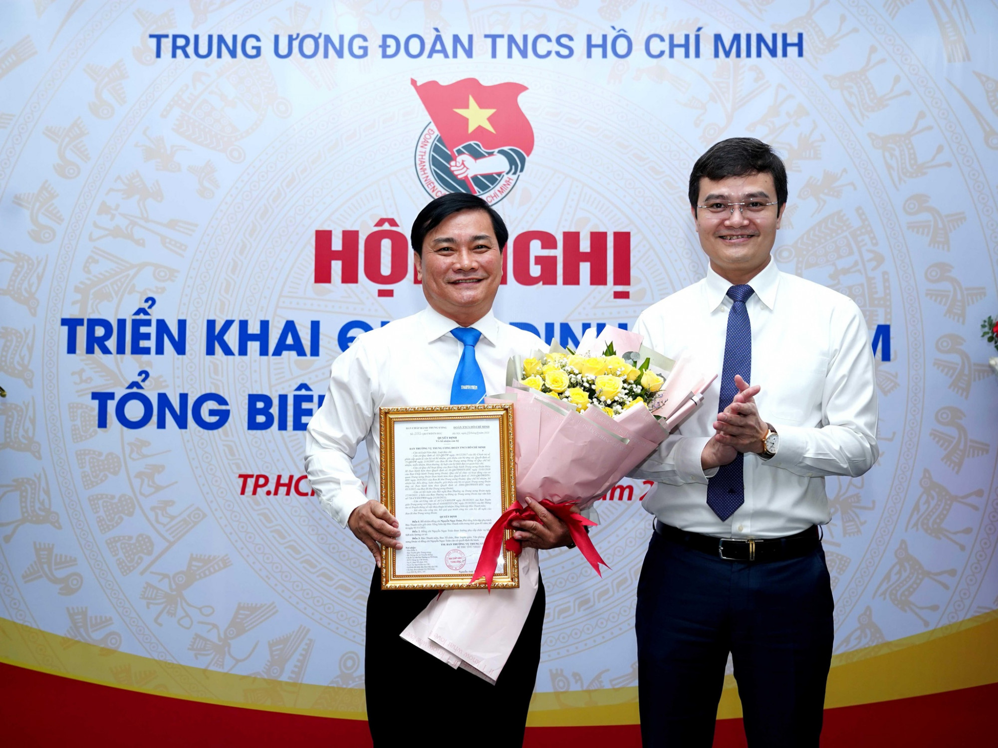 Anh Bùi Quang Huy (phải) trao quyết định bổ nhiệm nhà báo Nguyễn Ngọc Toàn làm Tổng Biên tập Báo Thanh Niên từ ngày 1.11.2021