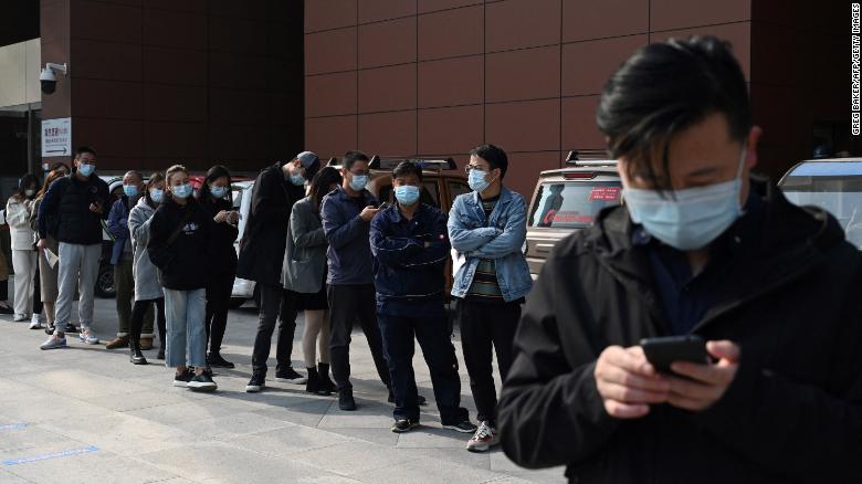 Người dân Trung Quốc xếp hàng chờ xét nghiệm COVID-19 bên ngoài một bệnh viện
