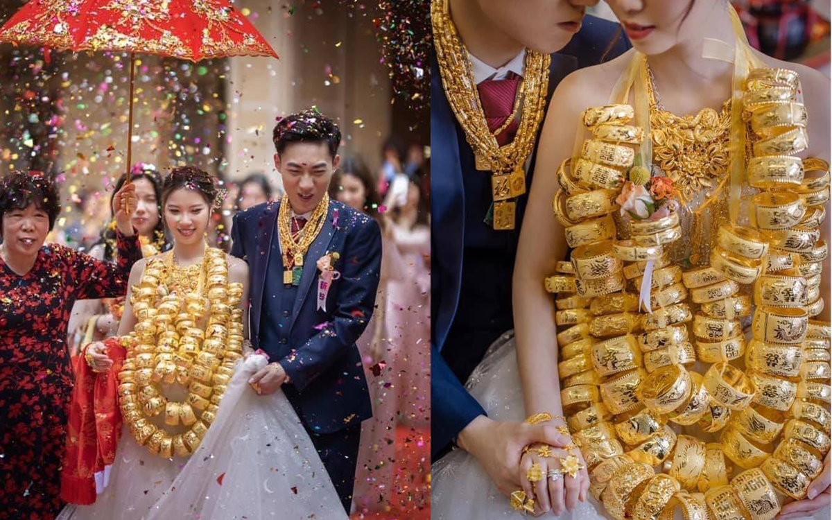 Hồi tháng 3/2021, một đám cưới ở Trung Quốc cũng gây choáng khi cô dâu đeo 3 chiếc vòng lớn trên cổ được xỏ đầy những chiếc lắc tay vàng. Chú rể cũng được tặng vàng đeo đầy cổ.