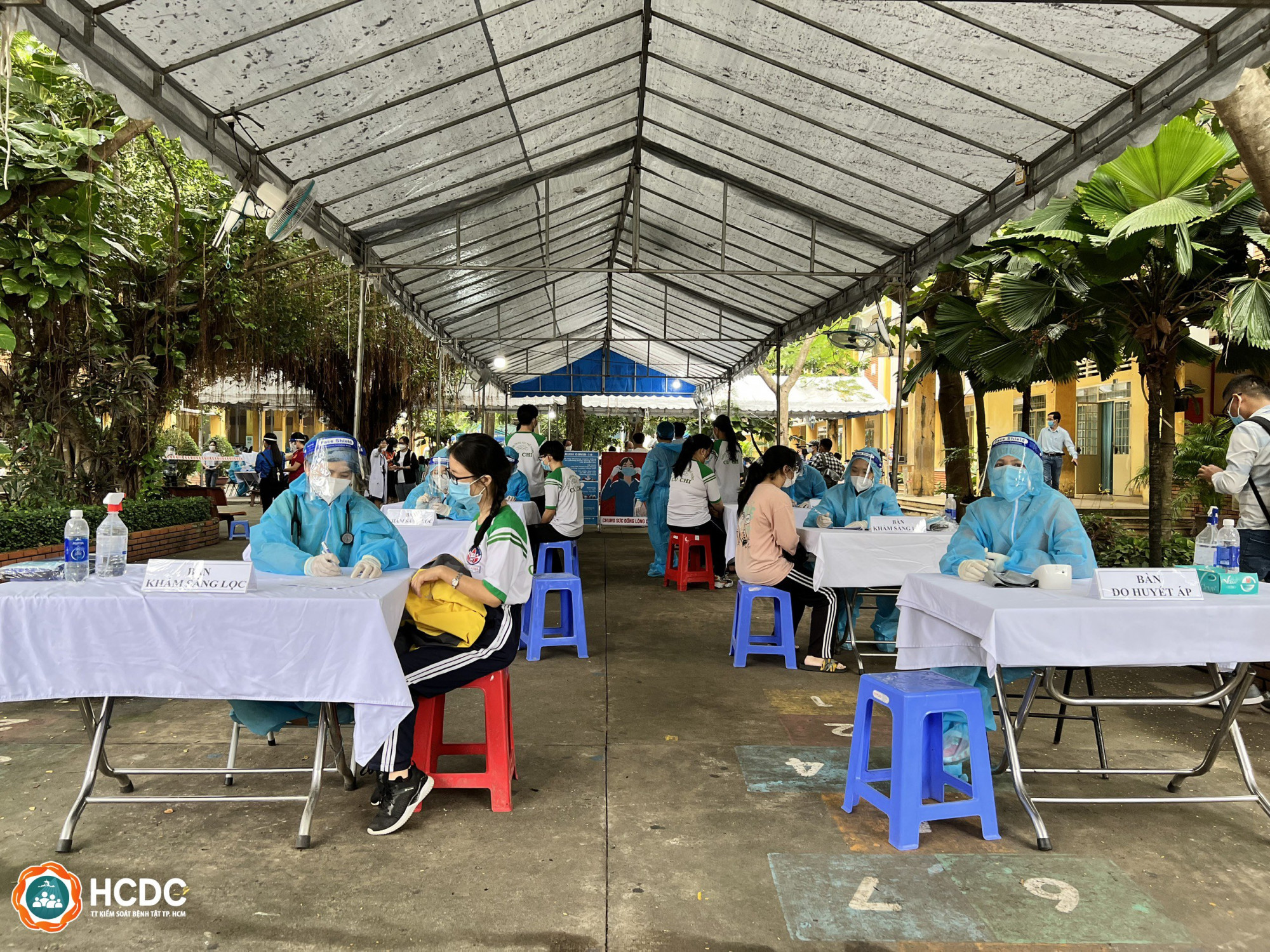 Các em sẵn sàng cho việc tiêm vaccine ngừa Covid 19. Ảnh: HCDC Thành phố Hồ Chí Minh