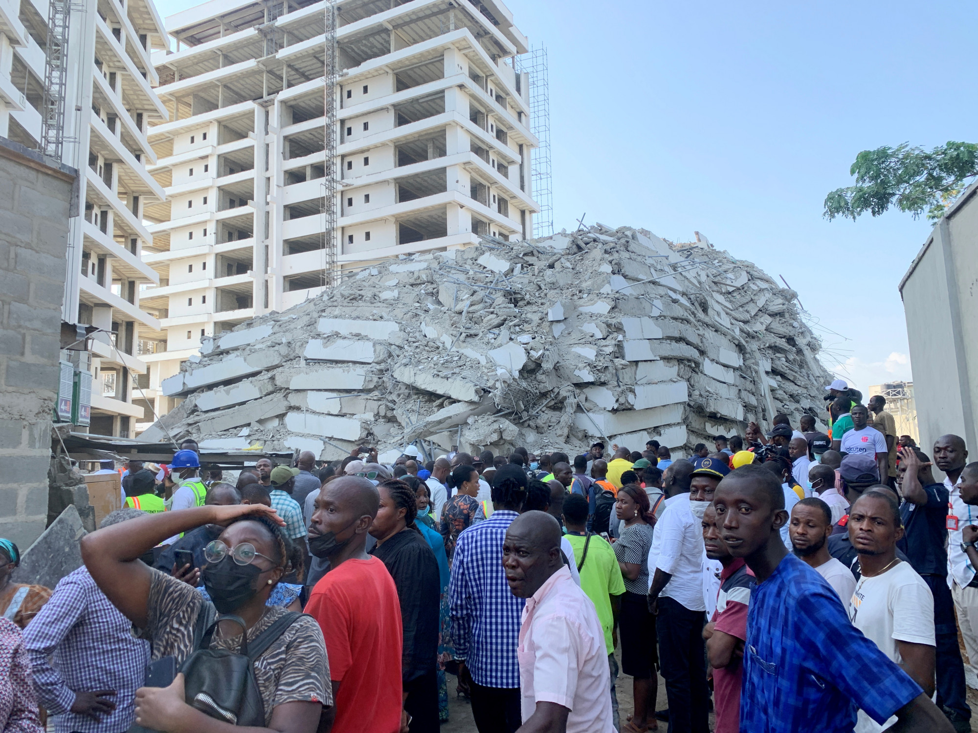 Hiện trường vụ sập tào nhà chung cư cao tầng khiến 100 người mất tích tại Nigeria, ngày 1/11.