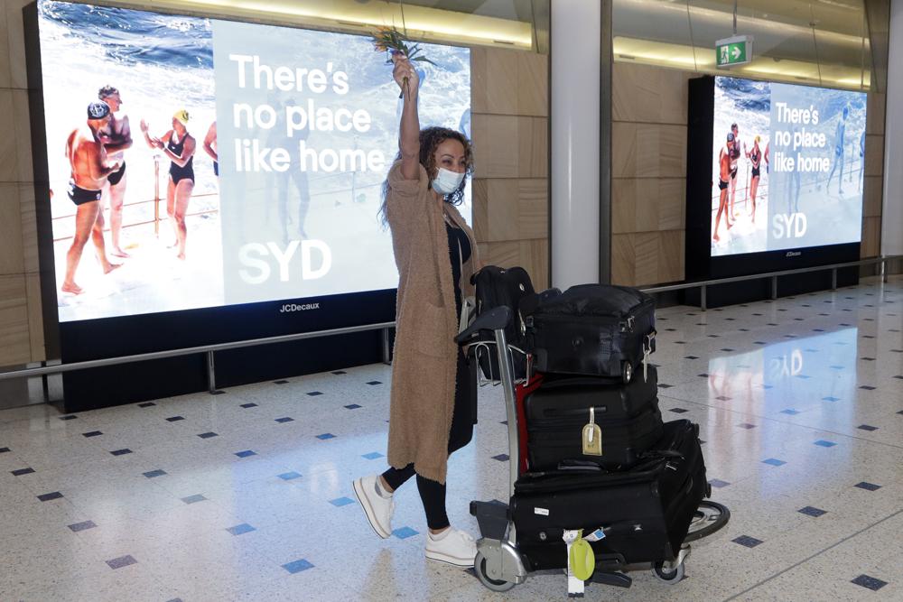 Nữ hành khách vui mừng khi được quay trở lại Úc sau hơn 1 năm chờ đợi