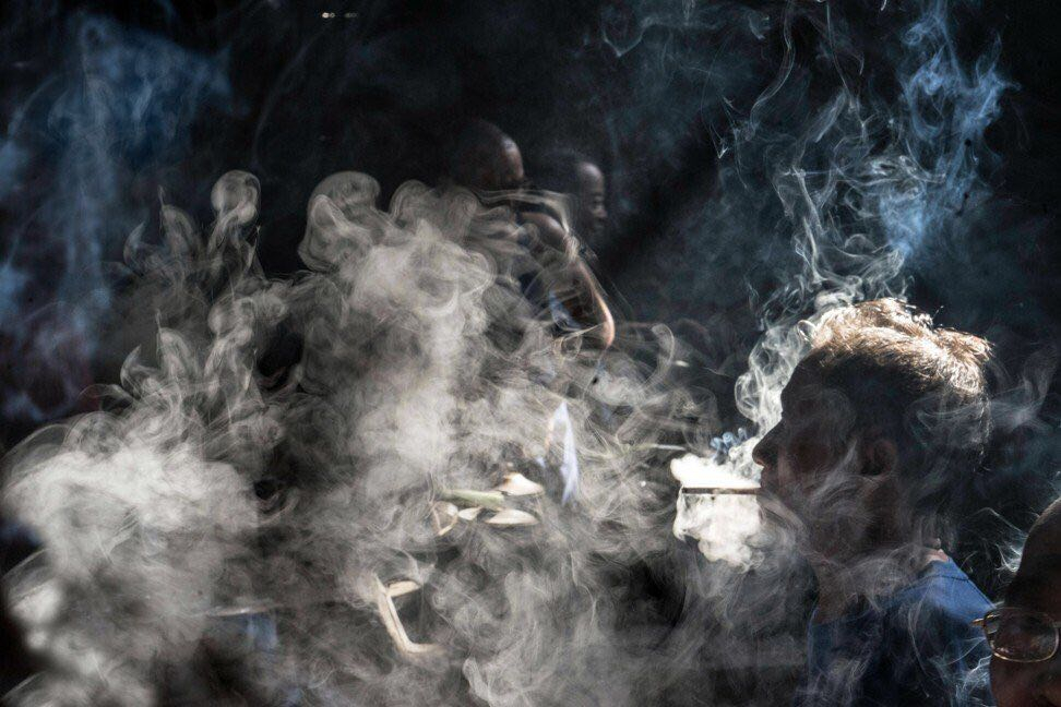 Các nhà nghiên cứu lo ngại số ca tử vong liên quan đến thuốc lá ở Trung Quốc sẽ tăng cao. Ảnh: AFP