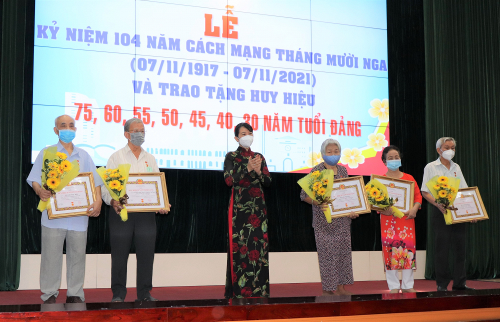 Ngày 2/1, Dịp này, Đảng bộ quận Tân Phú tổ chức trao tặng Huy hiệu Đảng cho 80 đồng chí được nhận Huy hiệu Đảng 75, 60, 55, 50, 45, 40 và 30 năm tuổi Đảng.