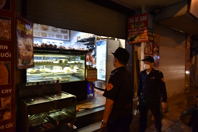 Theo kế hoạch mới được ban hành, TP Hà Nội vẫn cho phép nhà hàng, cơ sở kinh doanh dịch vụ ăn uống (trừ quán rượu, bia, bia hơi) được bán hàng tại chỗ nhưng phải đóng cửa trước 21 giờ hàng ngày.