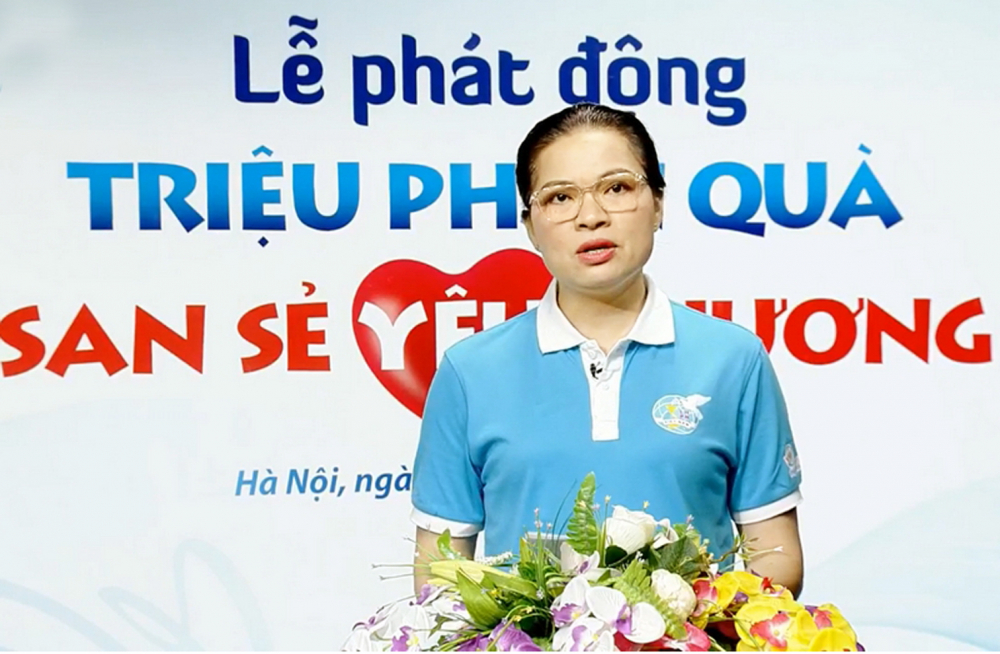 Bà Hà Thị Nga, Chủ tịch Hội LHPN Việt Nam, phát biểu tại lễ phát động chương trình “Triệu phần quà san sẻ yêu thương” tại các cấp hội