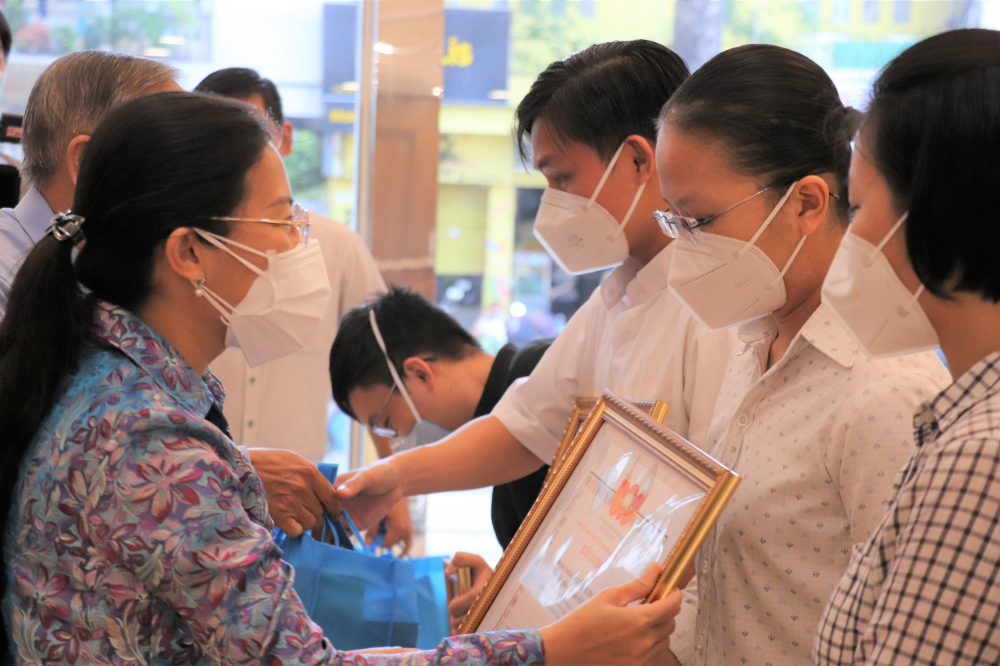 Đến nay, số ca tử vong đã giảm rất nhiều, trong đó ngoài sự đóng góp của lực lượng y tế còn có sự đóng góp của các tình nguyện viên” - Phó Chủ tịch Ủy ban MTTQ Việt Nam TP Phan Kiều Thanh Hương nhấn mạnh.
