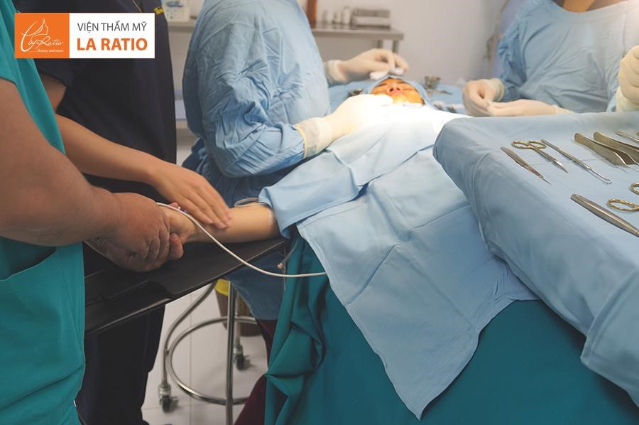 Cử chỉ nhỏ tạo nên thành công lớn trong ca phẫu thuật -Ảnh: VTM La Ratio cung cấp