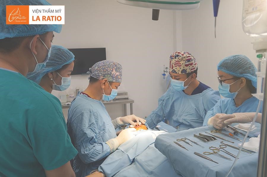 Bác sĩ Trung luôn động viên khách hàng trong phòng mổ để giảm bớt áp lực phẫu thuật- Ảnh: VTM La Ratio cung cấp
