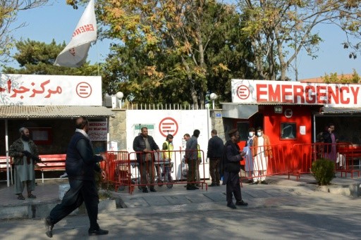 ác nhân viên y tế Afghanistan (C) đứng ở cổng một bệnh viện khi họ chờ đợi để tiếp nhận các nạn nhân của vụ nổ ở Kabul vào ngày 2 tháng 11 năm 2021.