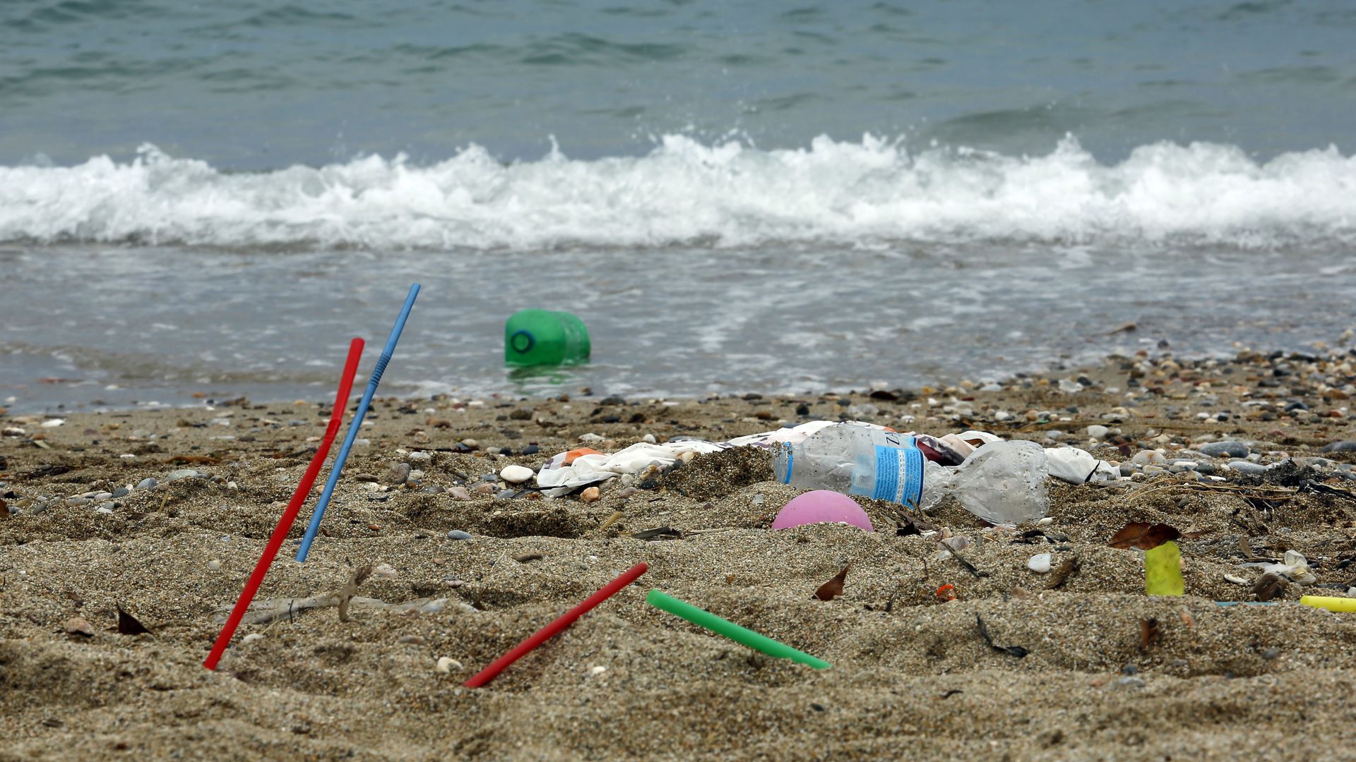 Ống hút nhựa dùng một lần chính là thủ phạm góp phần gây nên vấn nạn rác thải nhựa trên biển - Ảnh: Milos Bicanski/Getty Images